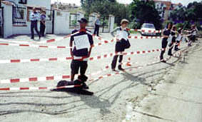 Акция белорусских и чешских анархистов «Внимание: стена!» около посольства Беларуси в Праге, лето 2000 г.